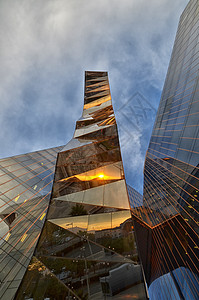 铁建筑日落时现代建筑公司反射窗户工作建筑物建筑学太阳城市办公室蓝色背景