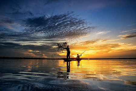 泰国工具旅游钓鱼传统渔夫热带反射旅行日落波纹图片