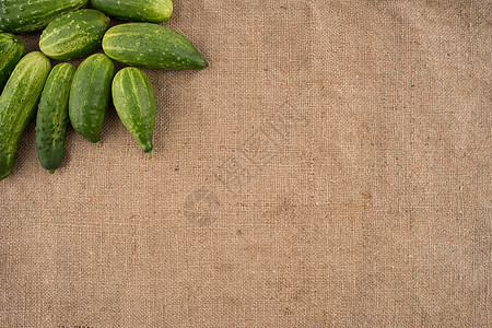 新鲜的青黄瓜 在布隆普的背景营养食物收获植物养分麻布白色蔬菜绿色水果图片