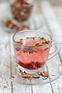 透明玻璃杯中的红果茶食物叶子桌子薄荷草本植物植物玫瑰饮料杯子醋栗图片