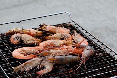 烧烤炉上的虾子对虾营养海洋熏制海鲜食物木炭烧烤牛扒小吃图片