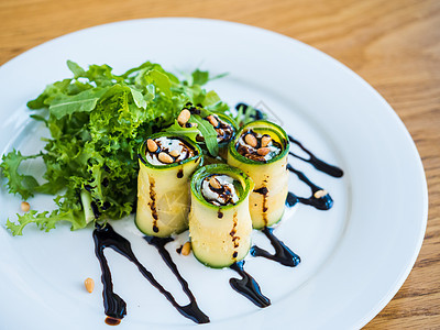 Zucchini卷 配有马斯卡蓬奶酪 坚果 绿色沙拉和酱油叶子饮食推介会沙拉餐厅蔬菜午餐胡椒厨房早餐图片