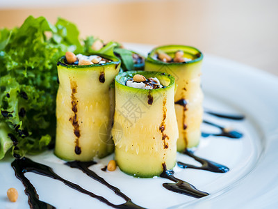 Zucchini卷 配有马斯卡蓬奶酪 坚果 绿色沙拉和酱油香料蔬菜早餐饮食午餐餐厅服务推介会叶子盘子图片