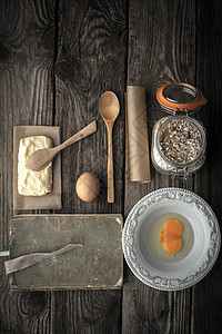 木制桌上饼干的食谱 餐盘和配料食物配件麦片黄色陶瓷黄油盘子灰色褐色静物图片