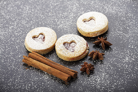 圣诞节饼干和食糖粉礼物粉末糕点香料芳香烘烤季节星星肉桂面团图片