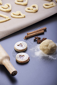 用滚动针制成的薄饼干星星托盘糕点烘烤食物乡村香料床单饼干八角图片