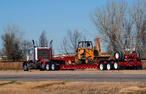 Big Rig 在丢弃甲板拖车时搭乘侧边装载器图片