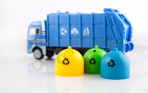 白色背景上的彩色垃圾桶和垃圾车玩具生态回收环境垃圾塑料蓝色绿色生物黄色图片