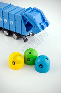 白色背景上的彩色垃圾桶和垃圾车玩具蓝色绿色生物回收环境塑料垃圾生态黄色图片