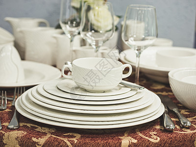 桌上的一套盘子服务厨具用餐食物刀具餐具桌布陶瓷勺子玻璃图片