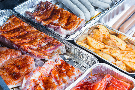 烤炉上的肉和香肠牛肉玉米午餐食物木炭火焰肋骨烧烤猪肉烧烤架图片