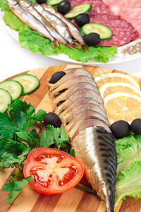 木板上切片的香菜小吃鲱鱼胡椒柠檬盘子鱼片沙拉高清图片