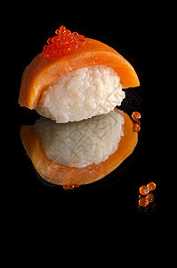 寿司加鲑鱼和鱼子酱食物橙子白色文本菜式黄豆美食黑色海鲜餐厅图片
