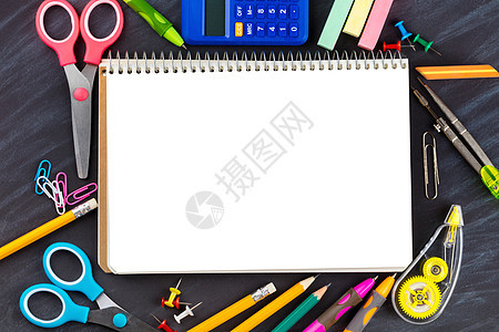 带有文具的打开笔记本教育橡皮空白均衡器配饰写作绘画铅笔黑色蜡笔图片