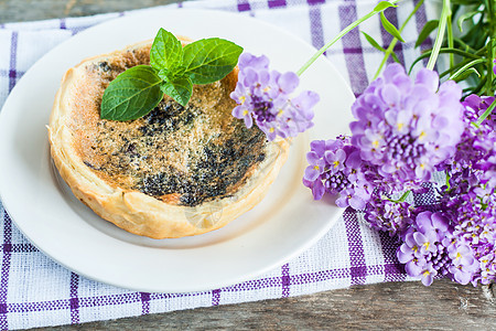 盘子和紫花上的蓝莓塔板紫色摄影浆果乡村美食馅饼桌子蛋糕水果甜点图片
