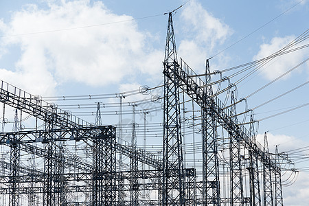 蓝色天空上的动力变电站基础设施电路网络力量绝缘电压生产技术电气设施图片