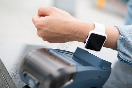 客户通过智能手表付费消费者钱包通信顾客账单腕带射频电话女性车站图片