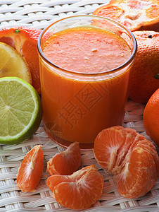 混合岩浆果汁绿色果汁黄色健康饮食水果柠檬柳条玻璃红色生食图片