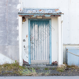 冰岛一栋被封闭的废弃建筑物前视线入口经济脚步镜片柱子窗户贫民窟摄影男人垃圾图片