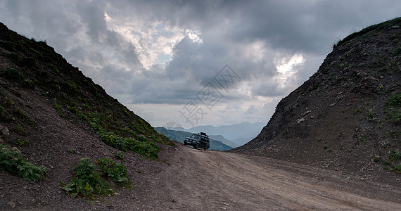 格鲁吉亚的山区公路绿色旅行游客假期旅游山脉吉普车天空远足图片