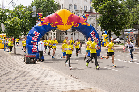 俄罗斯克拉斯诺达尔 — 2016 年 5 月 22 日 参加“大联盟 5000 米”比赛的参赛者在克拉斯诺达尔的街道上奔跑图片