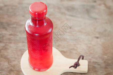 木板上瓶子中的红糖浆产品塞子果汁玻璃盘子插头美食液体化学品奢华图片