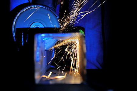 工人用研磨机切割金属力量光盘磁盘作坊刀刃机械生产车轮速度工程图片