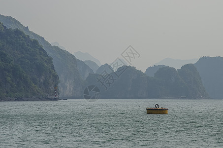 美丽的石灰岩山风景 在Ha Long带黄色浮标巡航岩石石头石灰石游客绿色热带旅行假期海景图片