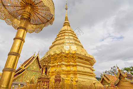 泰国清迈省的寺庙建筑学天空地标宗教旅游文化崇拜佛教徒旅行佛塔图片