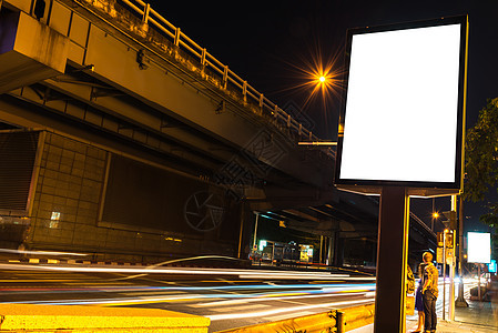 城里的广告牌已经选好地方了商业街道空白横幅框架民众都市白色灯箱营销图片