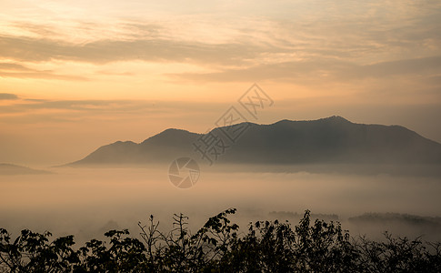 日出和山雾环境旅行薄雾天空风景山脉顶峰绿色爬坡图片