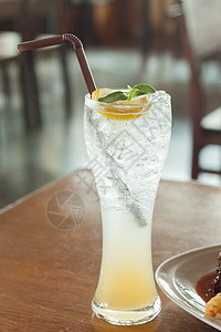 一杯冰冷的蜂蜜柠檬苏打水叶子派对桌子苏打茶点饮料果汁薄荷柠檬玻璃图片