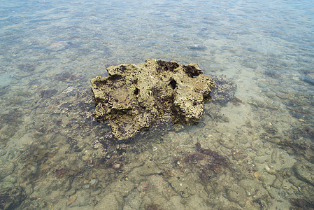 海桑水中的珊瑚石岩石海岸线石头蓝色冲浪水平巨石旅行卵石海浪图片