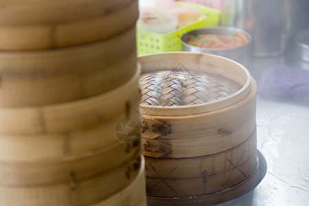 竹蒸汽船上的堆积物竹子美食饺子猪肉食物汽船面团篮子盘子水饺图片