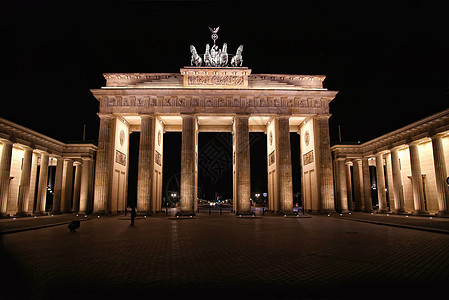 勃兰登堡大门夜间在德国柏林议院联邦地标首都纪念馆历史性建筑观光场景城市图片