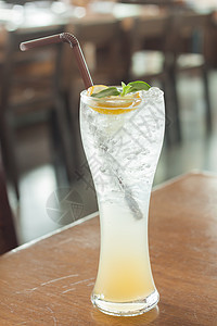 一杯冰冷的蜂蜜柠檬苏打水派对玻璃桌子液体果汁苏打叶子饮料薄荷水果图片