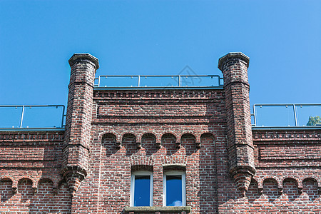 旧砖屋对着蓝天哑铃纪念碑历史山墙遗产办公楼房子结构立面市长图片