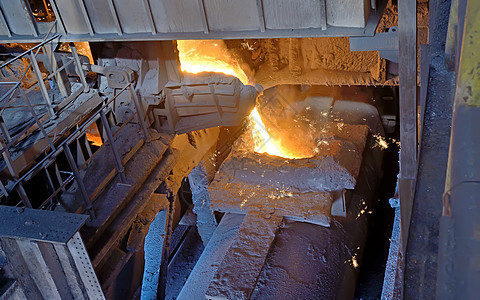 运输熔化金属的钢桶钢包工作材料生产钢厂冶炼冶金制造业火焰火花图片
