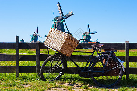 在荷兰的自行车乡村风车地标天空文化溪流铣削供电力量农村图片