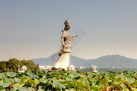 Guayin 光彩雕像艺术女性孩子天空蓝色公园文化菩萨石头场景图片