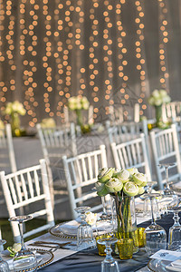 优雅的桌子上摆着莲花 有选择性的焦点奢华餐饮餐厅午餐宴会婚礼勺子白色环境玻璃图片