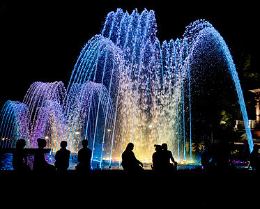 夜色喷泉 有人们的轮廓图片