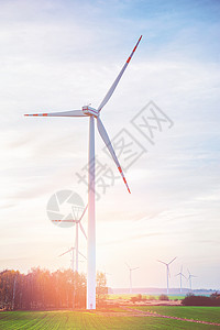 日落时风涡轮机技术旋转刀片资源蓝色农场活力桅杆风车环境图片