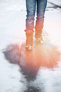 雪中冬鞋 缝合活动晴天运动员衣服跑步森林乐趣娱乐季节旅行图片