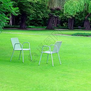 暑假公园休息椅放轻松的椅子蓝色躺椅生长植物美化公园座位花园风景森林图片