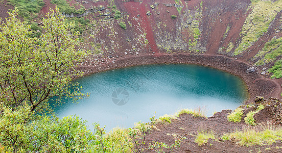 Kerid是一片绿绿石颜色的火山口湖 冰岛绿色火山红色火山口风景蓝色地标圆形天空陨石图片