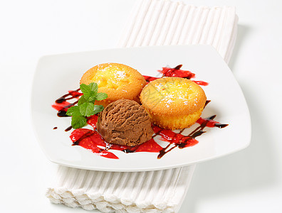 果冻装满松饼的冰淇淋蛋糕糖浆细雨巧克力红色甜点饼干食物图片