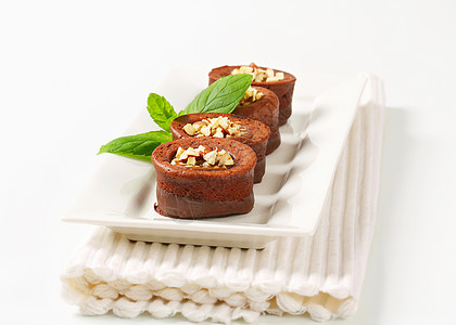 小型巧克力栗子蛋糕蛋糕餐巾饼干奶油甜点食物盘子榛子餐垫配方图片