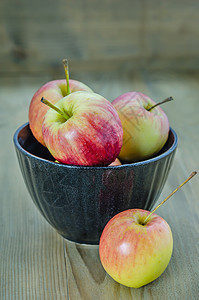 红苹果和黄苹果 带有黑碗食物营养水果黑色收成饮食黄色红色图片