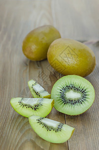 整个水果和一半奇异果绿色小吃营养种子白色热带食物饮食图片